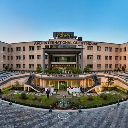 Rohika Aau-Igh Hotel กูวาฮาติ ภายนอก รูปภาพ
