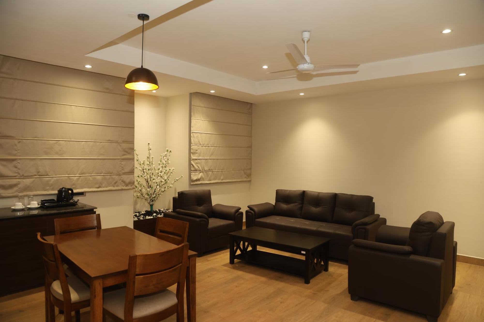 Rohika Aau-Igh Hotel กูวาฮาติ ภายนอก รูปภาพ