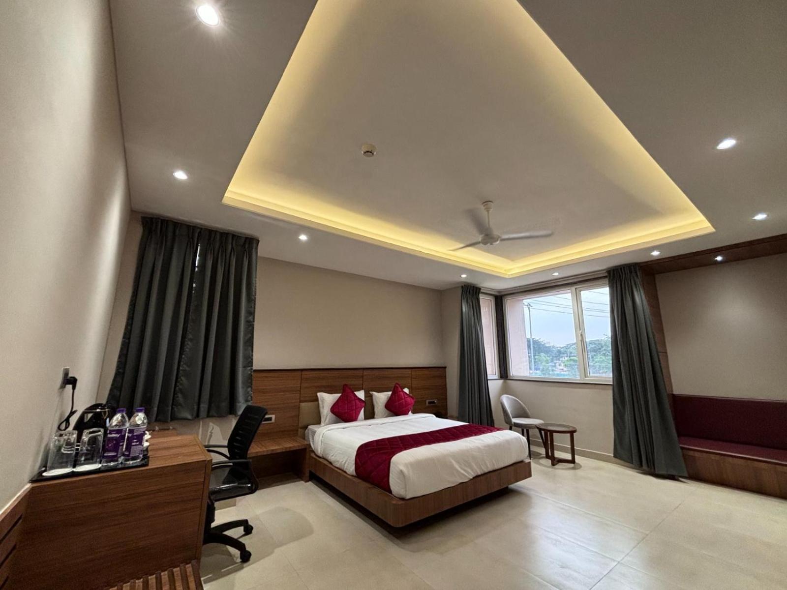 Rohika Aau-Igh Hotel กูวาฮาติ ภายนอก รูปภาพ