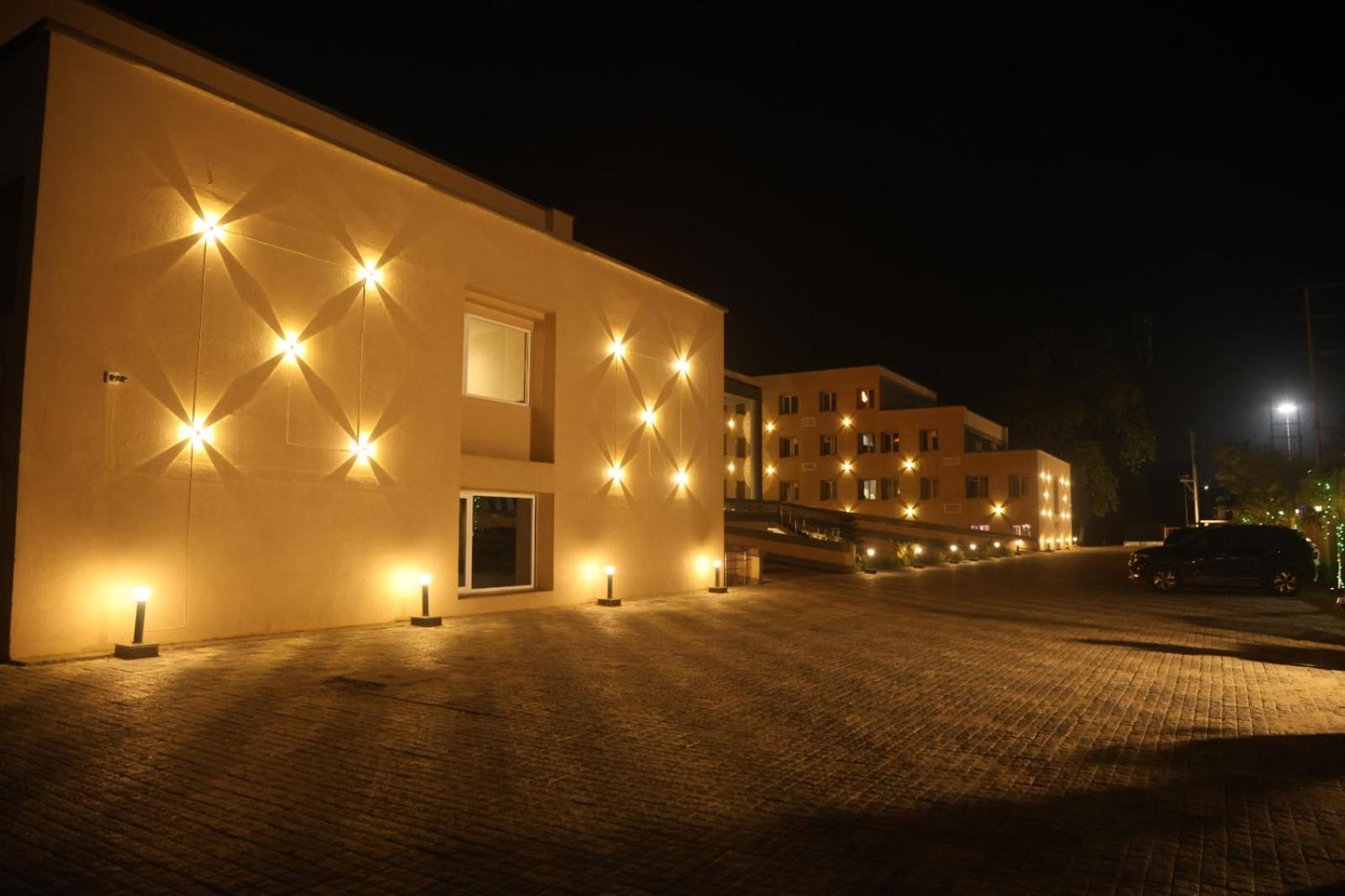 Rohika Aau-Igh Hotel กูวาฮาติ ภายนอก รูปภาพ